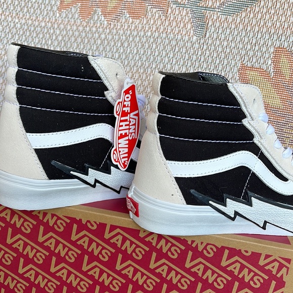Vans Sk8-Hi Bolt
Antique White/Black
VNOA5JIVZHJ
WMNS sneakers - Picture 15 of 16